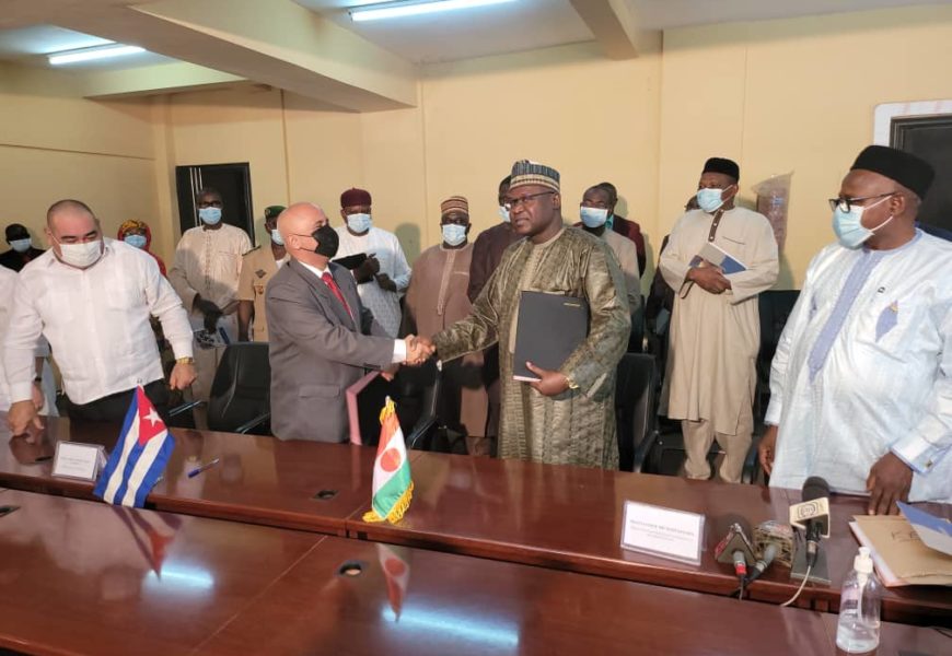 Signature d’un protocole de partenariat entre la République du Niger et la République de Cuba, ce jour 2 mars 2022, à Niamey.