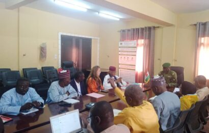 Audience ministre de la santé avec le bureau de la croix rouge nigérienne conduite par son président Ali Bandiere